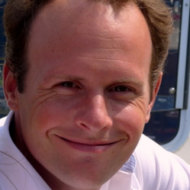 Hier staat een foto van de kunstenaar.